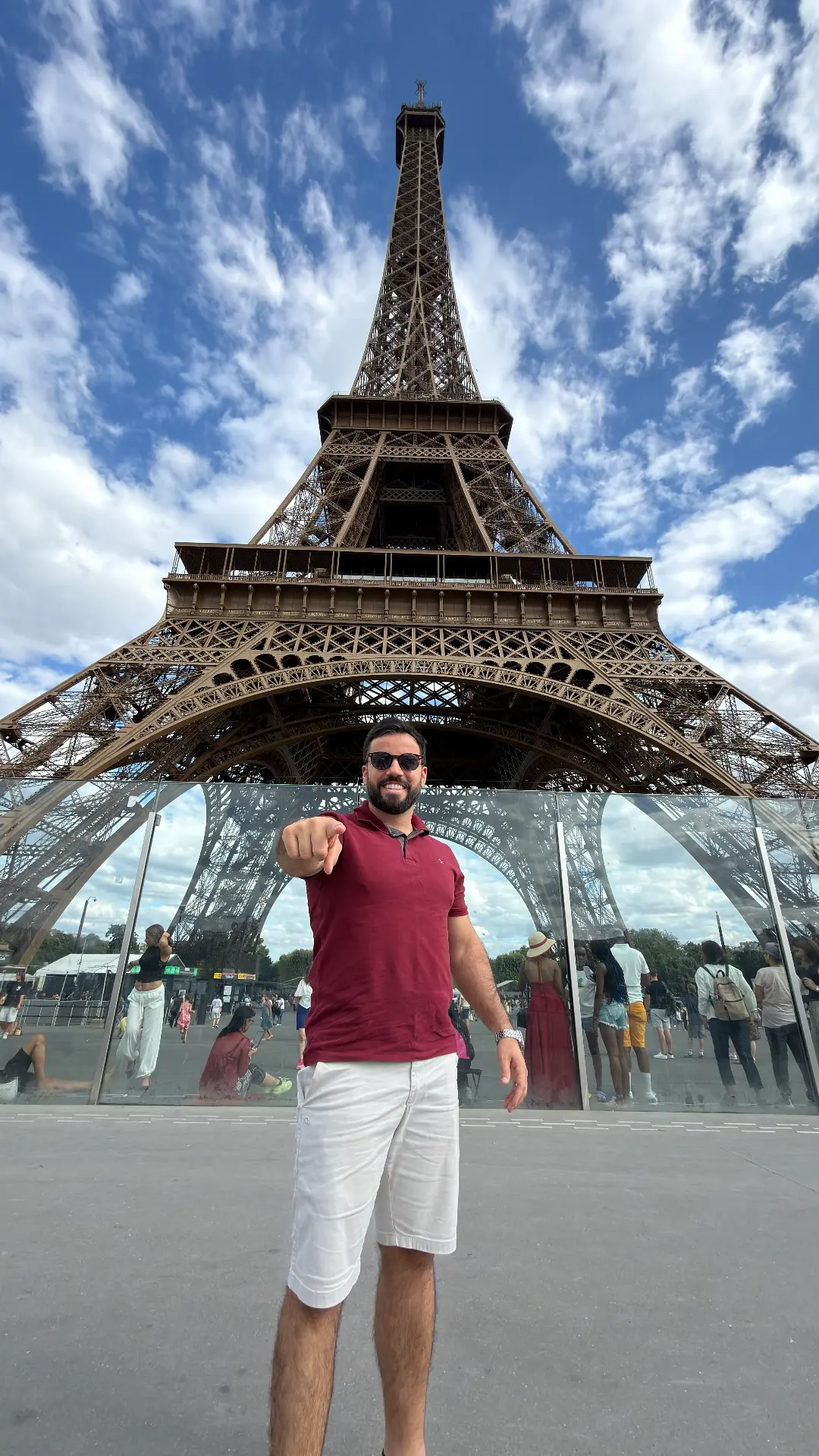 Victor Carvalho na Torre Eiffel