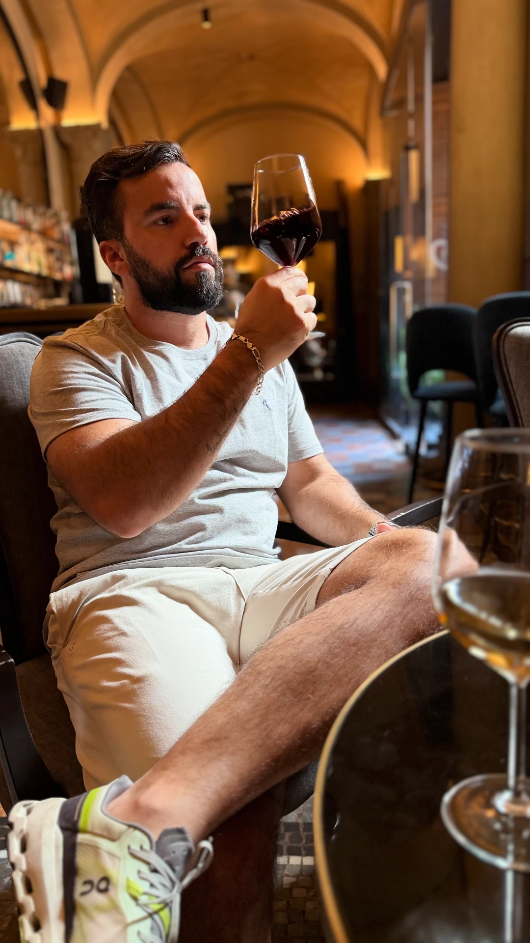 Victor Carvalho em wine bar